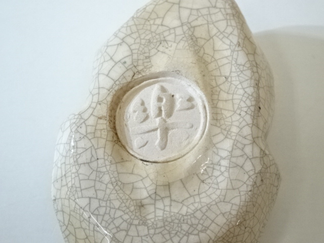  楽吉造　貫入兎香合（共箱）